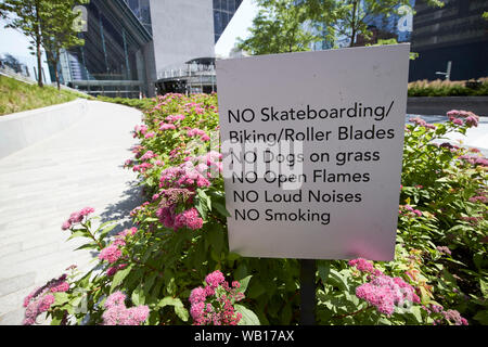 Liste der Regeln und Verbote in einem öffentlichen Park Platz in der Innenstadt von Chicago Illinois Vereinigte Staaten von Amerika Stockfoto