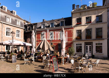 Häuser und Straßencafé am Münsterplatz, Aachen, Nordrhein-Westfalen, Deutschland. Haeuser und Strassencafe am Münsterplatz, Aachen, Nordrhein-West Stockfoto