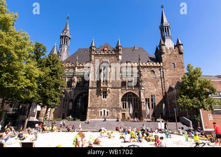 Die Rückseite des Rathauses aus der Katschhof, archimedische Sandkasten für Kinder, Aachen, Nordrhein-Westfalen, Deutschland. sterben Rueckseite des Rath gesehen Stockfoto