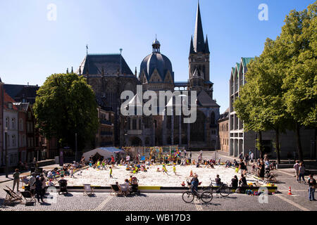 Die Kathedrale und der katschhof Platz mit Archimedischer Sandkasten für Kinder, Aachen, Nordrhein-Westfalen, Deutschland. der Dom und der Katschhof, Arc Stockfoto