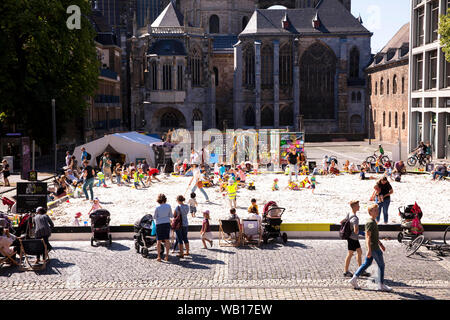 Die Kathedrale und der katschhof Platz mit Archimedischer Sandkasten für Kinder, Aachen, Nordrhein-Westfalen, Deutschland. der Dom und der Katschhof, Arc Stockfoto