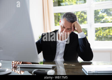 Foto von Müde Reife Geschäftsmann schlafen im Büro Stockfoto