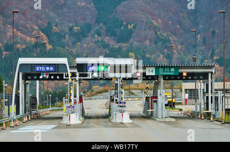 Zahlen Ständen/Pay-Stationen an eine Straßenmaut Plaza in der Nähe von Shirakawago, an der Straße nach Kanazawa in Japan Stockfoto