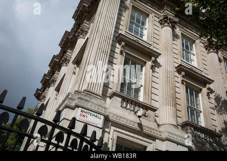 Ein Wegweiser für Whitehall an der Ecke der Downing Street, die offizielle Residenz und Büro der britische Premierminister Boris Johnson amnd des Bezirks in Westminster für britische Regierung Büros, am 19. August 2019, in London, England. Stockfoto