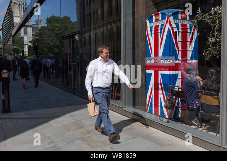 Mittags, die in der City arbeiten, vorbei an den Union Jack - Themen Telefon Kiosk in Starkoch Gordon Ramsay's Restaurant Bread Street Küche auf (der ehemaligen römischen Durchgangsstraße) Watling Street, in der City von London, das Finanzviertel der Hauptstadt (aka der Square Mile), am 22. August 2019, in London, England. Stockfoto