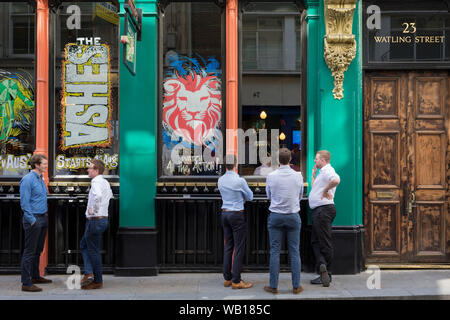 Mittag Stadt Arbeitnehmer watch' der Asche' Cricket Match zwischen England und Australien gestreamt wird in der 'Pavillon' Pub auf Watling Street (die ehemalige römische Straße) in der Stadt London, der Bezirk der Hauptstadt (aka der Square Mile), am 22. August 2019, in London, England. Stockfoto