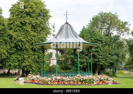 Musikpavillon und Kriegerdenkmal in Mowbray Park, Sunderland, Tyne und Wear, England, Vereinigtes Königreich Stockfoto