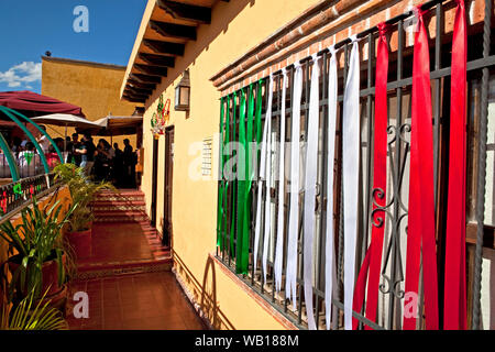 Eine Bar auf der Dachterrasse in San Miguel de Allende, Mexiko mit streamern als Vertreter der mexikanischen Flagge. Stockfoto