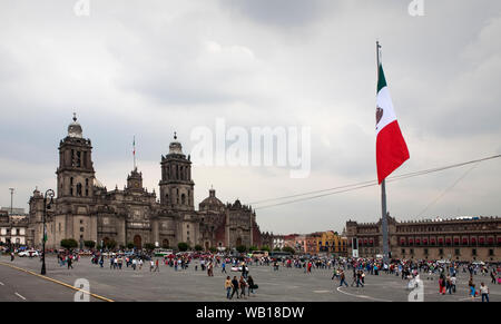 Plaza de la Constitucion, oder El Zocalo in Mexico City mit der Kathedrale, die auf der linken Seite. Das Quadrat ist das drittgrößte in der wo Stockfoto