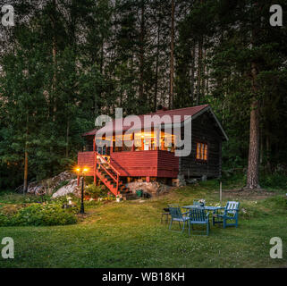 Idyllisches Landhaus und Garten bei Nacht. Dalarna/aus Dalarna, Schweden, Skandinavien Stockfoto