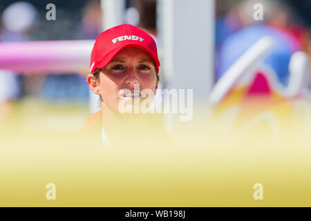 Rotterdam, Niederlande. 23 Aug, 2019. Europäische Meisterschaft, Reitsport, Springreiten, endgültige Team: Simone Blum, Weltmeister aus Deutschland, überprüft den Kurs. Credit: Rolf Vennenbernd/dpa/Alamy leben Nachrichten Stockfoto