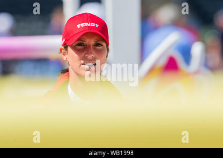 Rotterdam, Niederlande. 23 Aug, 2019. Europäische Meisterschaft, Reitsport, Springreiten, endgültige Team: Simone Blum, Weltmeister aus Deutschland, überprüft den Kurs. Credit: Rolf Vennenbernd/dpa/Alamy leben Nachrichten Stockfoto