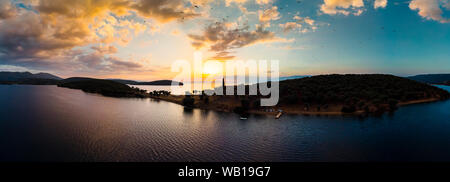 Griechenland, Ägäis, Pagasäischen Golf, Halbinsel Pilion, Sound von Trikeri, Luftaufnahme von der Bucht von Göcek zu Insel Alatas mit Heiligen Vierzig Kloster bei Sonnenuntergang Stockfoto