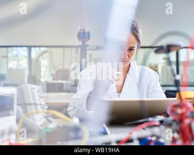 Technikerin in Forschung Labor arbeiten, zeichnen mit dem Stift auf Tablet Stockfoto