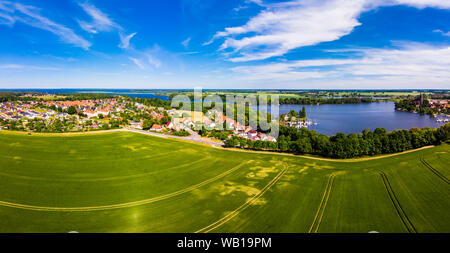 Deutschland, Mecklenburg-Vorpommern, Mecklenburgische Seenplatte, Luftaufnahme von Roebeln und See Müritz Stockfoto