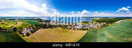 Deutschland, Mecklenburg-Vorpommern, Mecklenburgische Seenplatte, Luftaufnahme von Fleesensee und See Fleesensee Stockfoto