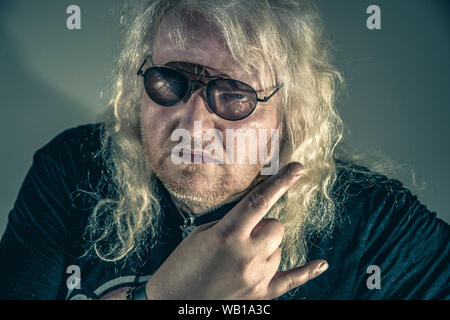 Portrait von blond Rocker, Rock und Roll Sign Stockfoto