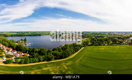 Deutschland, Mecklenburg-Vorpommern, Mecklenburgische Seenplatte, Luftaufnahme von Roebeln und See Müritz Stockfoto