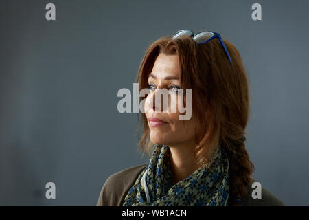 Edinburgh, Großbritannien. 22. August. 2019. Turkish-British Schriftstellerin Elif Shafak nimmt ein Foto bei Edinburgh International Book Festival. Pako Mera/Alamy leben Nachrichten Stockfoto