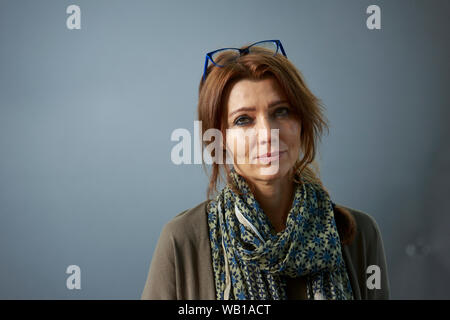 Edinburgh, Großbritannien. 22. August. 2019. Turkish-British Schriftstellerin Elif Shafak nimmt ein Foto bei Edinburgh International Book Festival. Pako Mera/Alamy leben Nachrichten Stockfoto