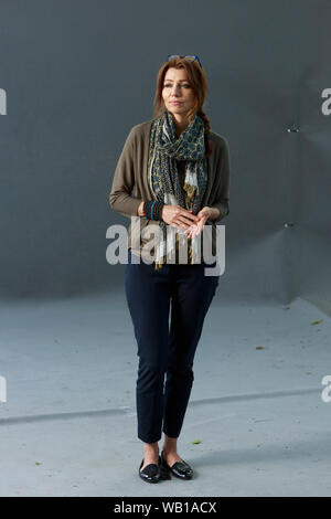 Edinburgh, Großbritannien. 22. August. 2019. Turkish-British Schriftstellerin Elif Shafak nimmt ein Foto bei Edinburgh International Book Festival. Pako Mera/Alamy leben Nachrichten Stockfoto