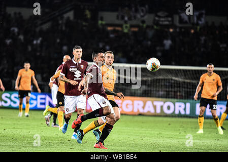 Turin, Italien. 22 Aug, 2019. Armando Izzo von Torino FC in Aktion während der UEFA Europa League Playoff runde Fußballspiel zwischen Torino FC und Wolverhampton Wanderers FC. Wolverhampton Wanderers FC 2-3 Stadio Olimpico Grande Torino in Italien Turin gewann, 22. August 2019 (Foto von Alberto Gandolfo/Pacific Press) Quelle: Pacific Press Agency/Alamy leben Nachrichten Stockfoto