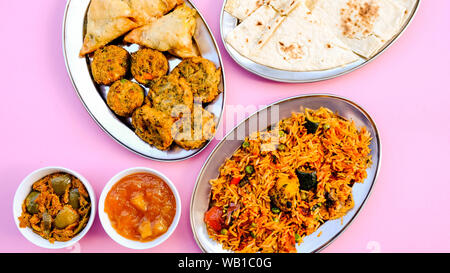 Im indischen Stil Vegetable Biryani Mahlzeit mit Pakoras, Samosas und Zwiebel Bhajis Stockfoto