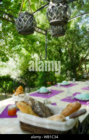 Frühstück im südlichen Frankreich, Alès, Gard, Frankreich Stockfoto