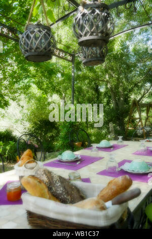 Frühstück im südlichen Frankreich, Alès, Gard, Frankreich Stockfoto