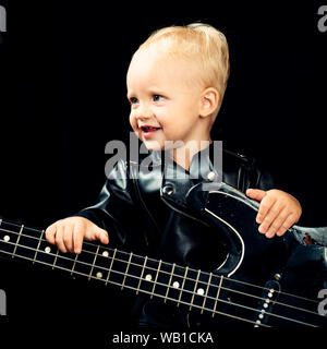 Musik ist was Gefühle wie Sound. Adorable Musik Fan. Little Rock Star. Kind Junge mit Gitarre. Wenig Gitarrist in Rocker Jacke. Rock Style Kind. R Stockfoto