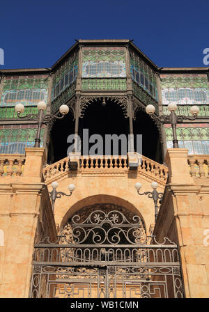 Salamanca, Spanien. Stained Glass Panels, cast Schmiedearbeiten und der Stein Balkon des modernistischen Museum im historischen Zentrum von Salamanca. Stockfoto