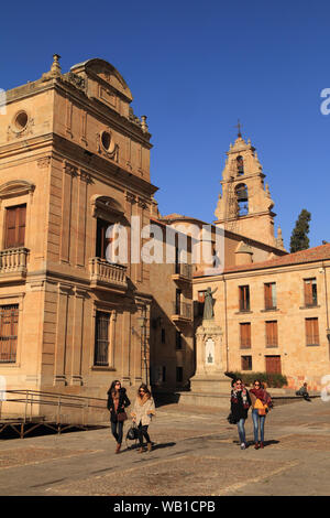 Salamanca, Castilla y Leon, Spanien. Alten Fassaden und ein Glockenturm der Kirche in der historischen Universitätsstadt. UNESCO-Weltkulturerbe. Stockfoto