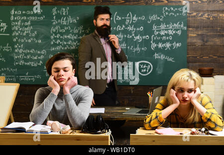 Gerne Studenten studieren mit Bücher in der Bibliothek. Große Lehrer nicht nur ihre Sache, sondern Liebe die Freude mit den Studenten zu teilen Liebe. Schüler Stockfoto