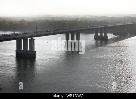 Neue Brücke über den Ob Fluss in Barnaul. Altairegion. Westsibirien. Russland Stockfoto