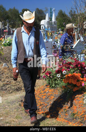 Mexikos 'Dia De Los Muertes" - der Tag des Jahres, wenn die mexikanischen 'Feiern' die Toten, indem sie Blumen und Essen zu den Gräbern der Lieben. Stockfoto