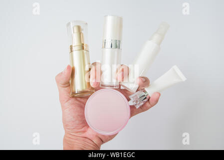 Kosmetisches Erzeugnis und Frau Beutel auf Weiß, kosmetisches Produkt isoliert Stockfoto
