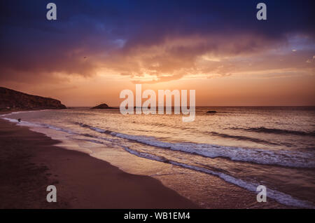 Den Sonnenuntergang unter dem schönen blauen Himmel am Strand Stockfoto