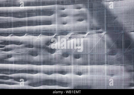 Schützende weiß Textil Deckblatt auf Gerüsten auf Baustelle von Bürogebäude in Lissabon Portugal Stockfoto