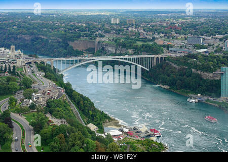 Peace Bridge an den Niagara Fällen im Sommer mit der Innenstadt Spaß vom Hotel und von der Straße und Casio, Stockfoto
