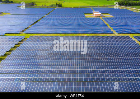 Solarenergie landwirtschaftlicher Betrieb mit sauberer, erneuerbarer Energie von der Sonne. Tausende von Sonnenkollektoren, Photovoltaik Solarzellen, riesige Solarparks. Stockfoto