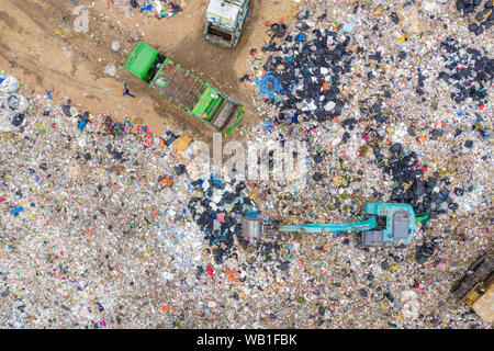 Müll oder Abfälle auf die Berge oder auf Deponien, Luftaufnahme Müllabfuhr Abfall auf einer Deponie entladen. Kunststoff Verschmutzung Krise. Stockfoto