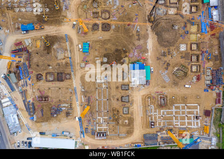 Antenne drone Ansicht der Bagger Laden der Kipper auf der Baustelle Stockfoto