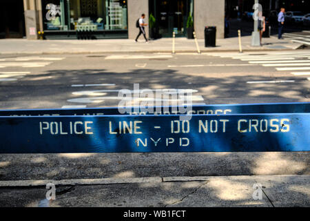 New Yorker Polizei (NYPD), Polizei - 'Cross' Barriere. Stockfoto