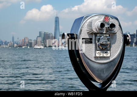 Münzautomaten touristische Fernglas die Freiheitsstatue, Liberty Island, Manhattan, New York, USA Stockfoto