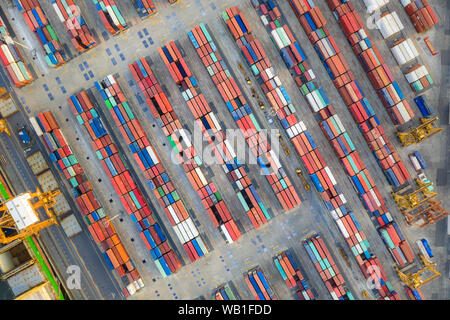 Containerschiff im Export- und Importgeschäft Logistik und Transport. Ladung und Container schifffahrt Hafen mit Kran. Transport zu Wasser Intern Stockfoto