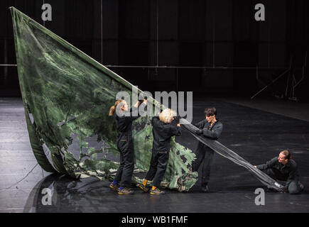 Bochum, Deutschland. 22 Aug, 2019. Achtung: LOCK OFF ZEIT 23.08.2019, 22 Uhr. Ensemble Mitglieder durch in der Jahrhunderthalle Bochum während ein Foto Generalprobe des musikalischen Spiel "Alles, was passiert ist und passieren würde" von Heiner Goebbels geleitet. Credit: Caroline Seidel/dpa - ACHTUNG: Nur für redaktionelle Zwecke im Rahmen der Berichterstattung über die Ruhrtriennale 2019/DPA/Alamy leben Nachrichten Stockfoto