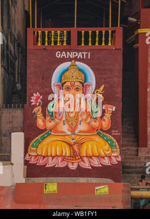 Malerei der hinduistischen Elefantengott Ganesh am Ghat Wand, antike Tempel und architektonischen Gebäude, Ganges, Varanasi, Indien, Zentralasien Stockfoto