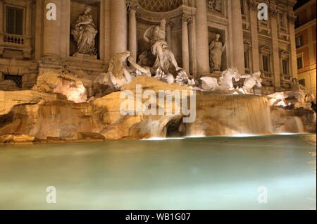 Der Trevi Brunnen, Rom bei Nacht Stockfoto