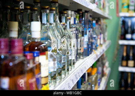 Tscheljabinsk, Russland - Januar 2019: ein Schaufenster für alkoholische Getränke in den Pyaterochka SB-Warenhaus. Stockfoto