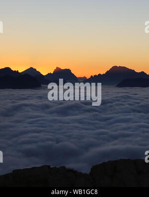 Die Dolomiten in der Dämmerung, Sonnenaufgang Sonnenlicht. Flut der Wolken über Täler. Monte Civetta, Pelmo, Antelao Berge. Italienische Alpen. Stockfoto